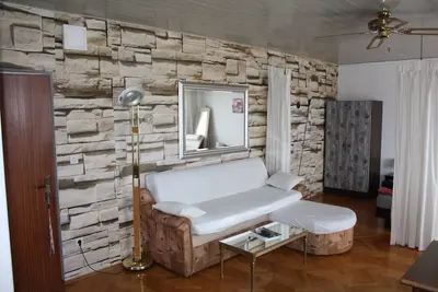 premier Etage Appartement 2 pièces, 2x salle de bain, 2x air conditionné, balcon, vue mer
