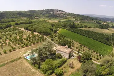Image de Maison du 16 siècle à bonnieux 5 chambres 5 sdb piscine 14\/7m grand parc clos