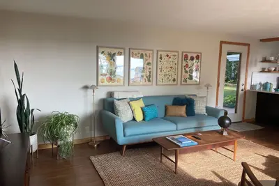 Image de Maison moderne du milieu du siècle entièrement rénovée sur West Bay Shore Dr.