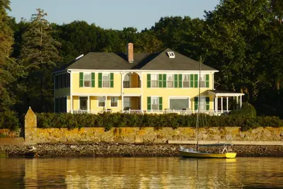 Image de Front de mer au cap marsouin; Jetée, court de tennis, kayaks, vélos, vue sur l'île