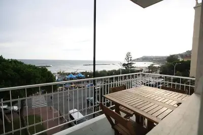 Image de Bel appartement entièrement rénové face à la plage