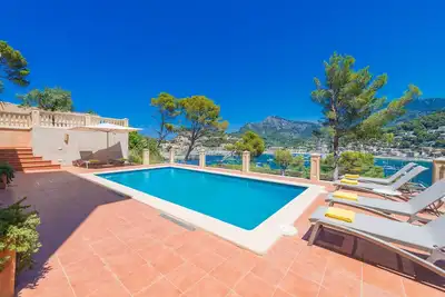 Image de Villa en bord de mer avec une vue unique sur le port et Sóller