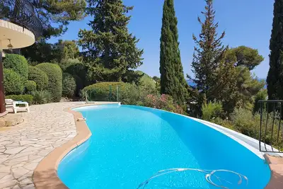 Image de Magnifique piscine à débordement, Vue mer, Villa climatisée, très calme