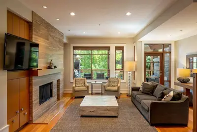 Image de Modern | Pets | Private hot tub | Ac | Garage