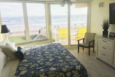 Image de Premier étage, face à l'océan direct 2 Br - 2. 5 Ba, rénovation complète spacieuse, propre