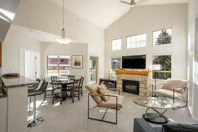 Image de Deluxe 3 Bedroom In The Village avec vue exceptionnelle sur Whistler et Blackcomb