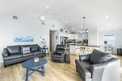 Image de BeachQuest Beachfront. 3 Br, 2 Bth, cuisine gastronomique, vue sur la mer. Deck génial.