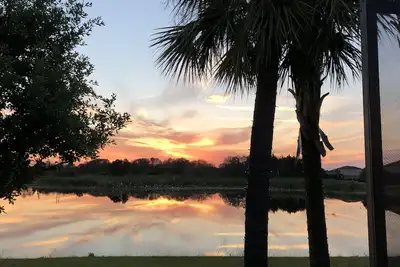 Image de Couchers de soleil au bord du lac, piscine privée, rivière paresseuse, club-house et assistance aux propriétaires 24/7