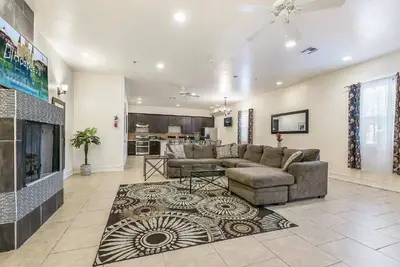 Image de Carondelet Street Luxury Condos de Hosteeva