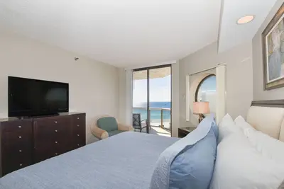 Image de Condo contemporain confortable avec balcon et vue sur la plage!