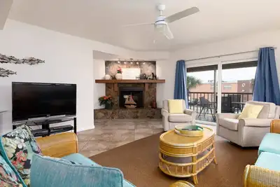 Image de Retour À L'ÉCOLE Prix Du Dernier Min AOÛT! Magnifique Condo Grand Mise À Jour, Propre Avec Un ACCÈS À La Plage Facile, Vues Sur L'Eau, Piscine, Quai De PÊCHE, Marche De L'ÉPICERIE, De Nombreux Restaurants, Commerces Et Bars ~ Sleeps 8