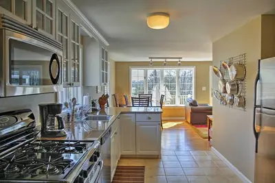 Image de Nouveau! Waterfront Apt w \/ Deck - 22 min. à Portland!