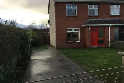 Image de Maison située dans un domaine privé entretenu.