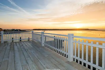 Image de Superbe propriété au bord de l'eau avec vue imprenable sur la mer et le port