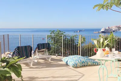 Image de paradis front de mer avec vue sur la baie - Villa Eufemia