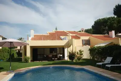 Image de Villa lumineuse de 4 chambres à Vilamoura, quartier calme, piscine privée. Table de billard