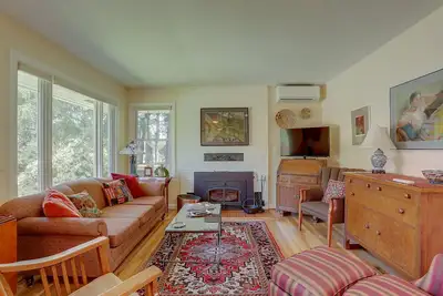 Image de Living Color -Nouvellement rénové, mis à jour, privé au milieu du siècle dans un quartier calme et pratique!