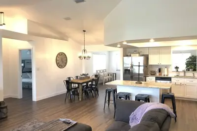 Image de Belle maison entièrement rénovée en face du lac June!