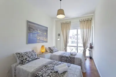 Image de Appartement ensoleillé confortable avec patio | Emplacement Ace