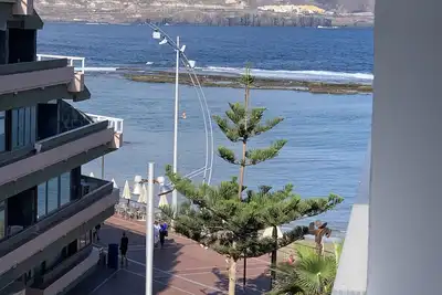 Image de Playa de las Canteras, bâtiment avant à 15 mètres de la plage. Wifi