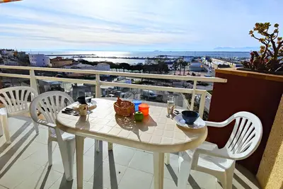 Image de Très bien equipé avec vue mer et ville, situé devant le port pescheur. Près de toutes comm