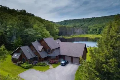 Image de Maison Spacieuse Lakeside w \/ Hot Tub, Animaux Acceptés!