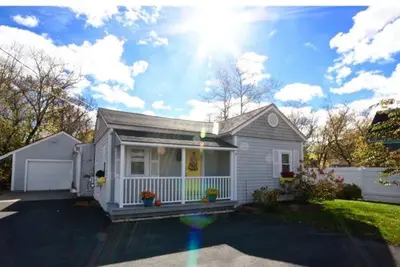 Image de Détendu South End Rockland Bungalow, à 5 minutes à pied du centre-ville