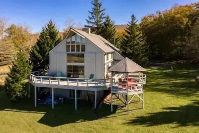 Image de Cabine Yankee unique avec des vues panoramiques! Étang privé, accès au lac multiple, bain à remous, salle de jeux