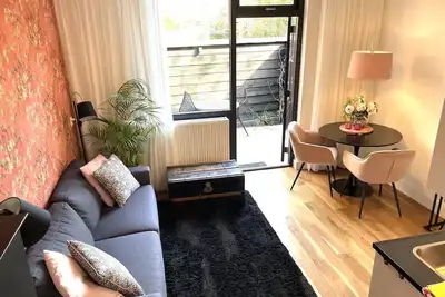 Image de Boutique Apartments Bergen \"Pink\" avec terrasse privée ensoleillée & cour