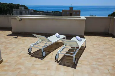 Image de Tropicana Penthouse avec vue sur la mer, piscine