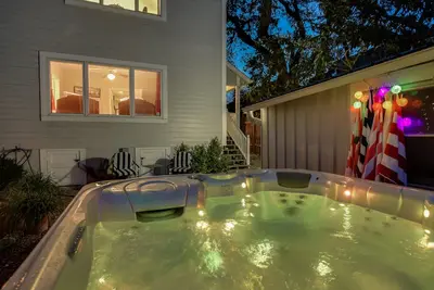 Image de Walk 2 Dt Lux 4br 4ba Bassin de plongée 2Masters Marcher vers SoCo, centre de congrès Rainey \/ HotTub