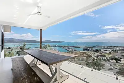 Image de Island Views - la maison de vacances idéale. Centre d'Airlie Beach. <br>Plus à offrir