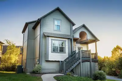 Image de Nouvelle maison! Spacieux 7 chambres 3200 Sqft, 3 suites énormes, meubles sur mesure, 9 SmtTVs