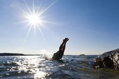 Image de archipel de Stockholm avec piscine, bateau et vélos