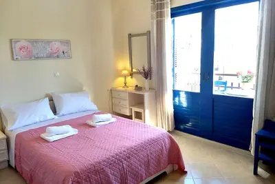 Image de Maison de vacances cycladique traditionnelle de deux chambres à Platanias, à seulement 100m de la plage!