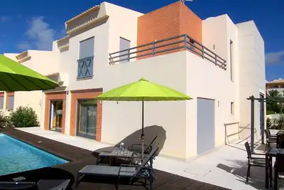 Image de Nouvelle Villa de Luxe Détachée de 4 Chambres - Complète \/ Équipée - 8 Personnes, Propre Jardin \/ Piscine Chauffée