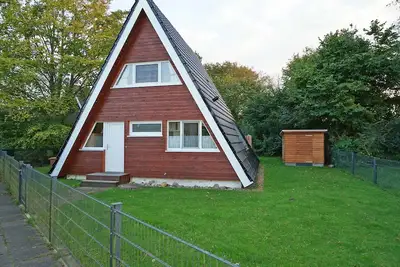 Image de - avec clôture et belle propriété - toit maison de toit avec un équipement moderne et W-Lan