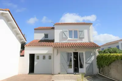 Image de Maison rustique au centre-ville, proche plage, avec jardin et 3 chambres!