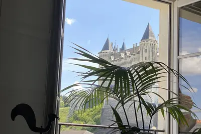 Image de 250 m2 de charme, au coeur du vieux Saumur en bord de Loire. Vues uniques