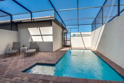 Image de Magnifique et classique 4bd / 3. Maison de ville 5ba avec piscine privée!