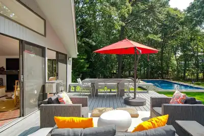 Image de Une vie intérieure / extérieure impeccable sur un demi-acre à East Hampton avec terrasse, piscine chauffée