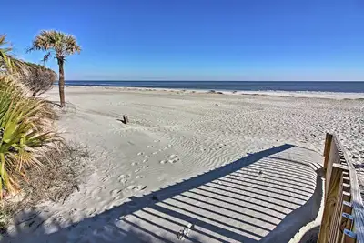 Image de Villa Hilton Head avec vue sur l'océan, piscine à pied de la plage