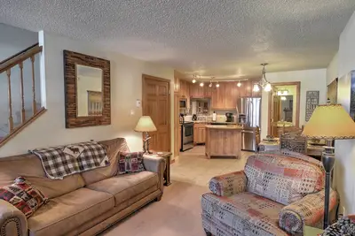 Image de Red River Townhome w / Balcons - Promenade Ă la rue Principale