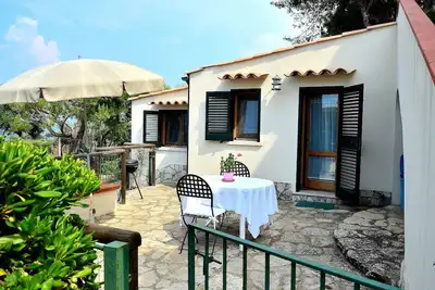 Image de delicieux cottage avec vue panoramique exceptionnelle et accès privé à la mer.