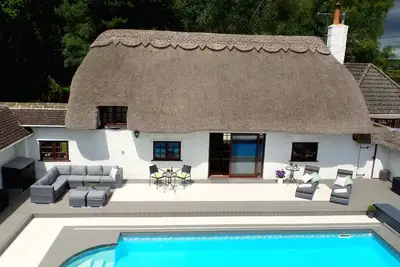 Image de Villa de luxe pour 22 personnes avec piscine, jacuzzi, grand jardin et pub privé!