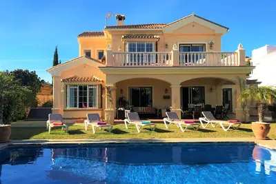 Image de luxueuse villa, 4 chambres, 4 salles de bains, télévision par satellite, Adsl, piscine et jardin privés!