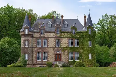 Image de Chateau Dans Le Perche - Situé en pleine forêt.