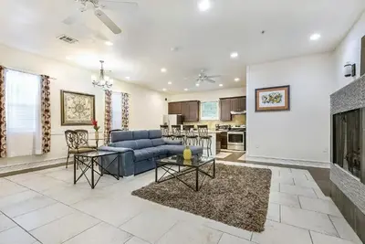 Image de Carondelet Street Luxury Condos de Hosteeva