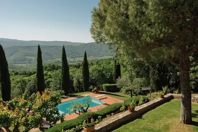 Image de Villa paisible de luxe avec pergola couverte de vigne bénéficiant d'une vue panoramique sur la vallée de Niccone, Toscane
