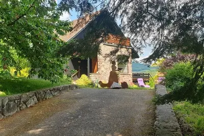 Image de maison de charme avec sa dépendance dans un ecrin de verdure